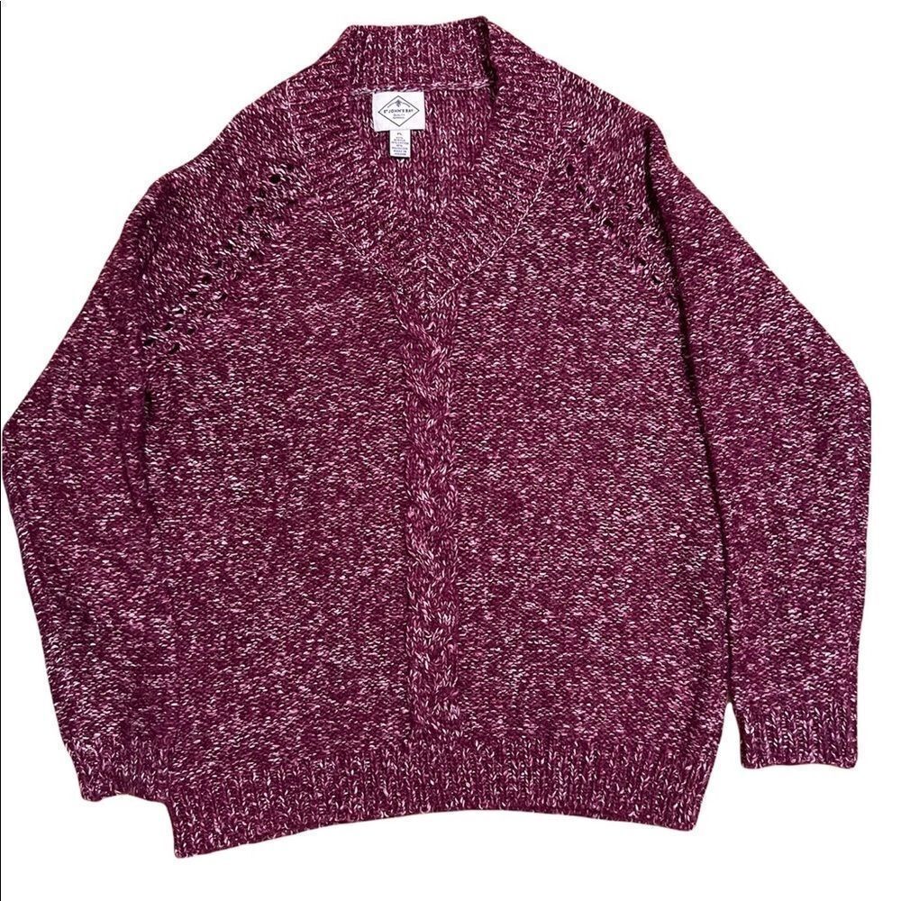 NWT St Johns Bay woman’s V neck sweater w/lots of details.